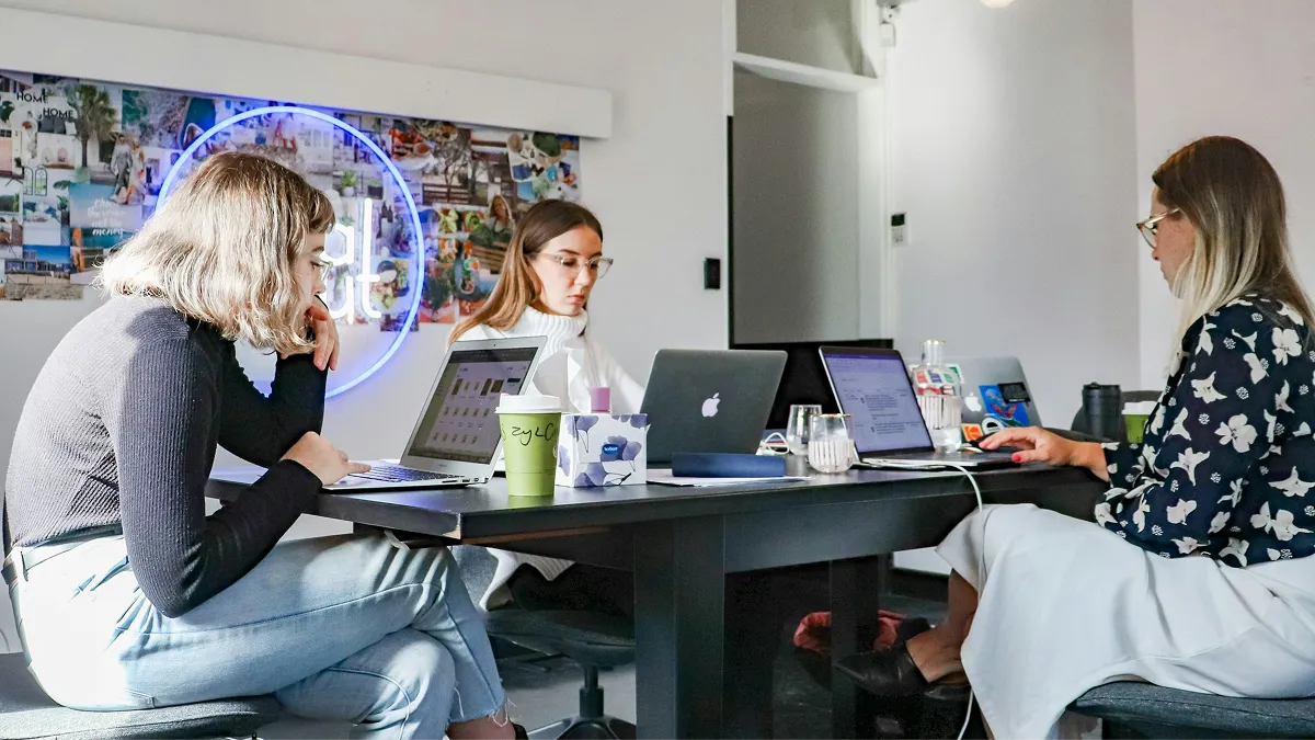 Sitio web de Agencia OUI, estudio de branding y comunicación con identidad francesa en Argentina
